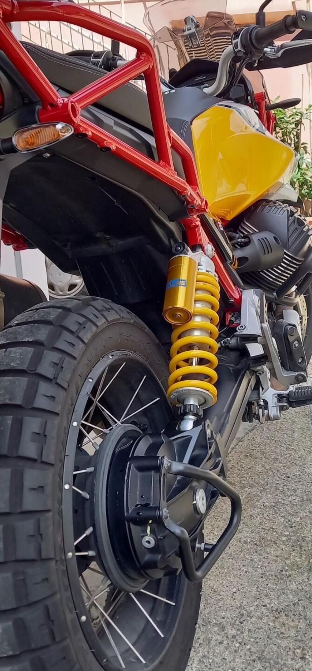 Moto Guzzi V85 TT Evocative Graphics (2021 - 23) (3)