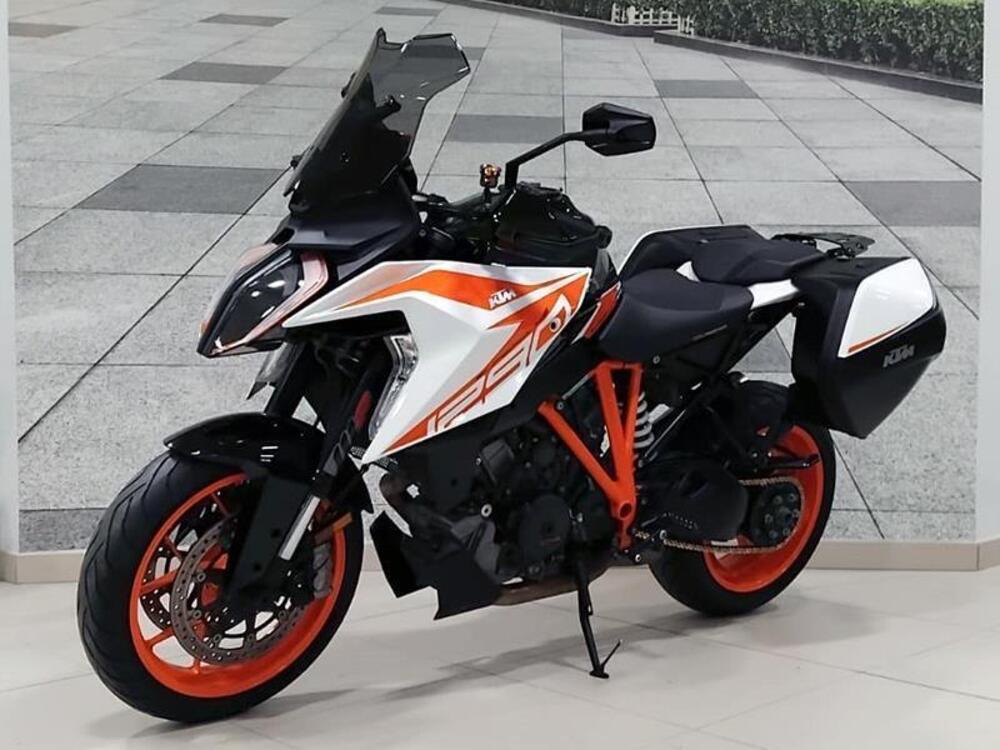KTM 1290 Super Duke GT (2021) (2)