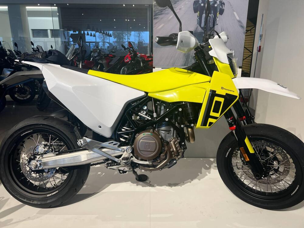 Husqvarna 701 Supermoto (2026) (2)