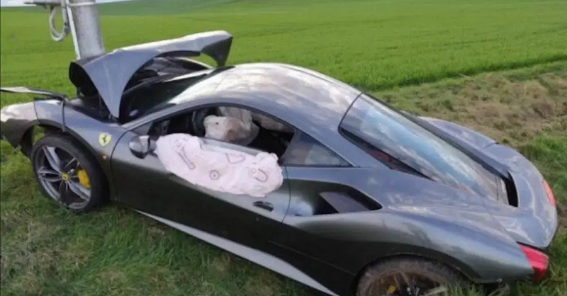 Noleggia una Ferrari e si schianta in un fossato dopo pochi secondi: il prezzo da pagare &egrave; impressionante
