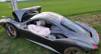 Noleggia una Ferrari e si schianta in un fossato dopo pochi secondi: il prezzo da pagare &egrave; impressionante