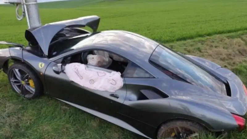 Noleggia una Ferrari e si schianta in un fossato dopo pochi secondi: il prezzo da pagare &egrave; impressionante