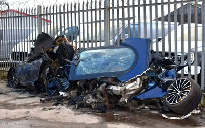 McLaren lanciata a 146 km/h in citt&agrave; e si schianta contro una casa: tutti vivi per fortuna