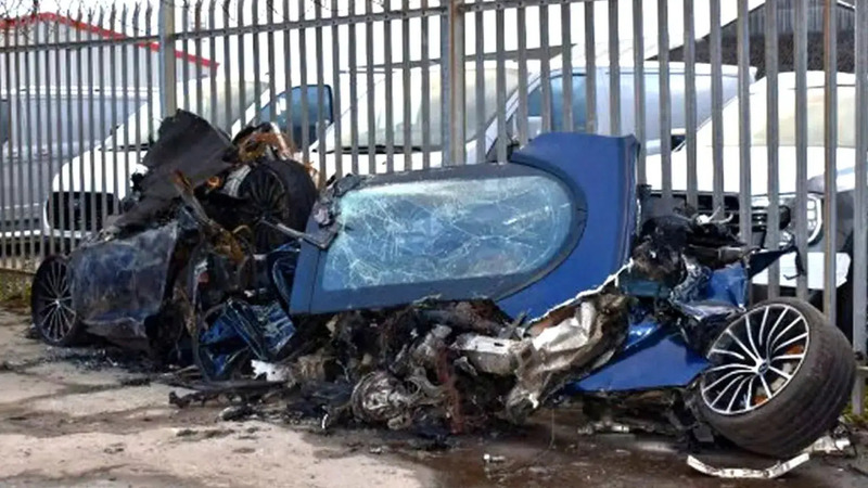 McLaren lanciata a 146 km/h in citt&agrave; e si schianta contro una casa: tutti vivi per fortuna