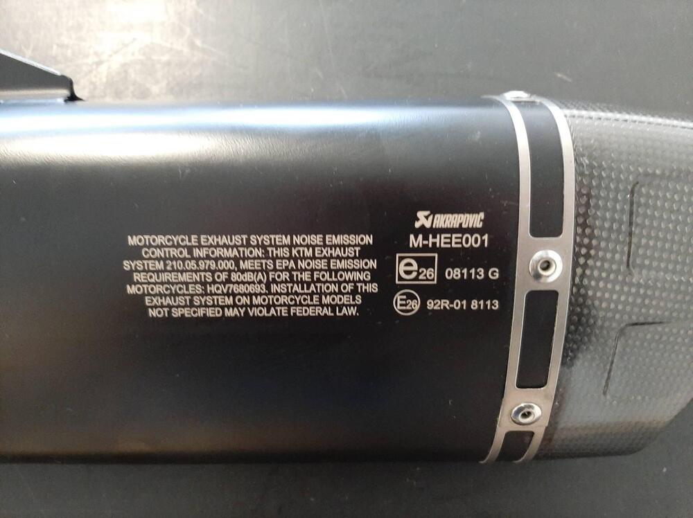 SILENZIATORE AKRAPOVIC HUSQVARNA VITPILEN/SVARTPIL (5)
