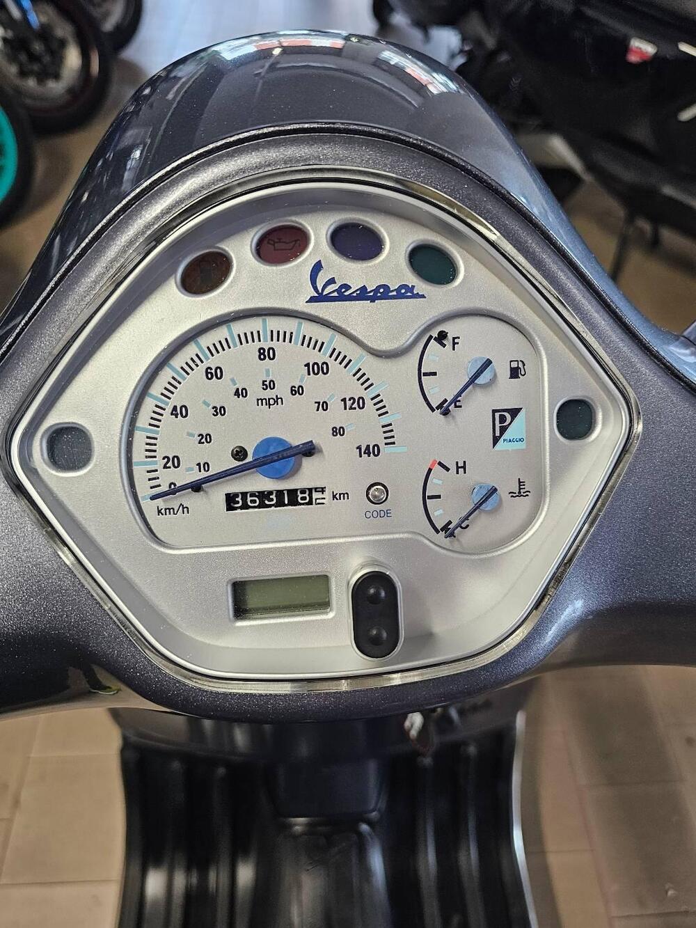 Vespa Granturismo 200 L (2)