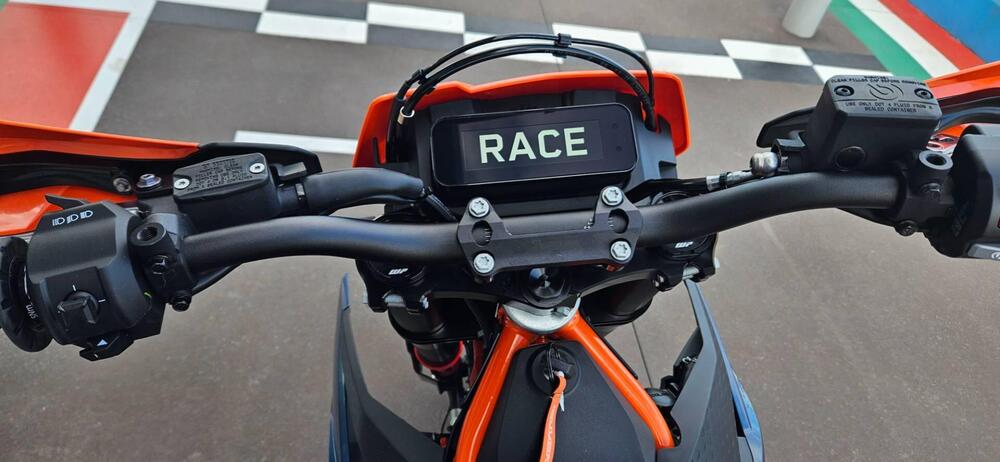 KTM 690 SMC R (2026) (8)