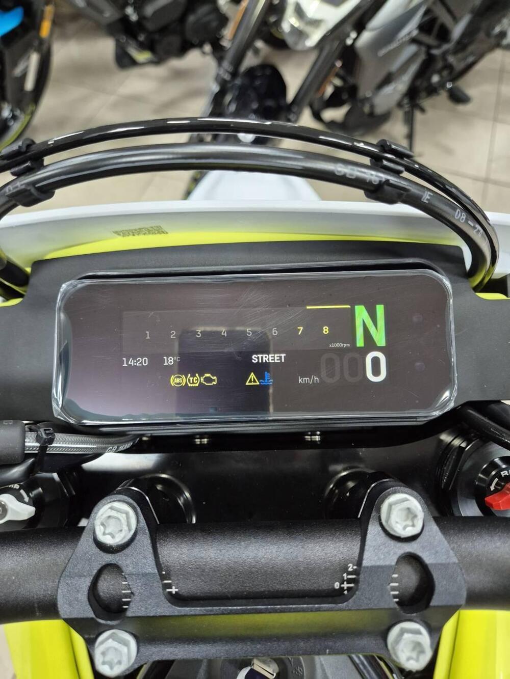 Husqvarna 701 Supermoto (2026) (6)