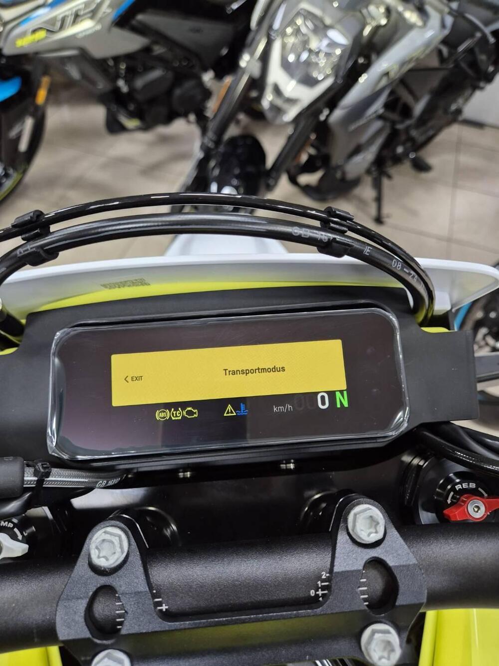 Husqvarna 701 Supermoto (2026) (5)