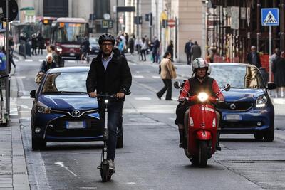 Monopattini elettrici e alcol: scattano arresto e multe fino a 6.000 euro, la Cassazione conferma