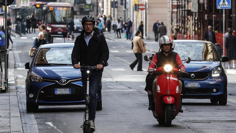 Monopattini elettrici e alcol: scattano arresto e multe fino a 6.000 euro, la Cassazione conferma