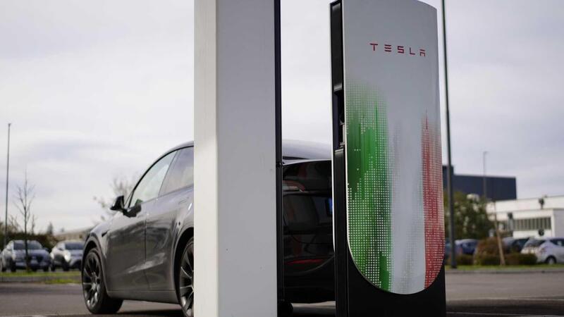 Tesla supera i 1000 Supercharger in Italia: Busto Arsizio celebra il traguardo storico
