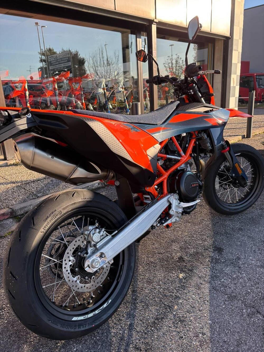 KTM 690 SMC R (2026) (4)