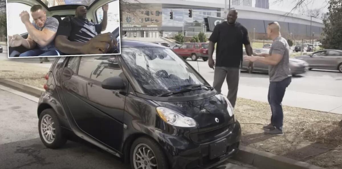 È possibile fare entrare Shaq e John Cena in una Smart? Ecco una sfida davvero alla loro altezza