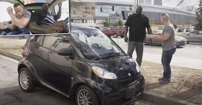 &Egrave; possibile fare entrare Shaq e John Cena in una Smart? Ecco una sfida davvero alla loro altezza