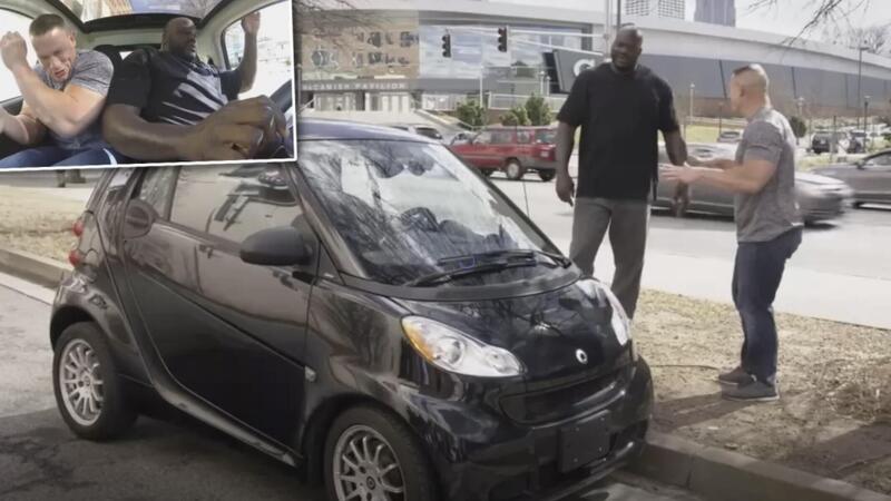 &Egrave; possibile fare entrare Shaq e John Cena in una Smart? Ecco una sfida davvero alla loro altezza
