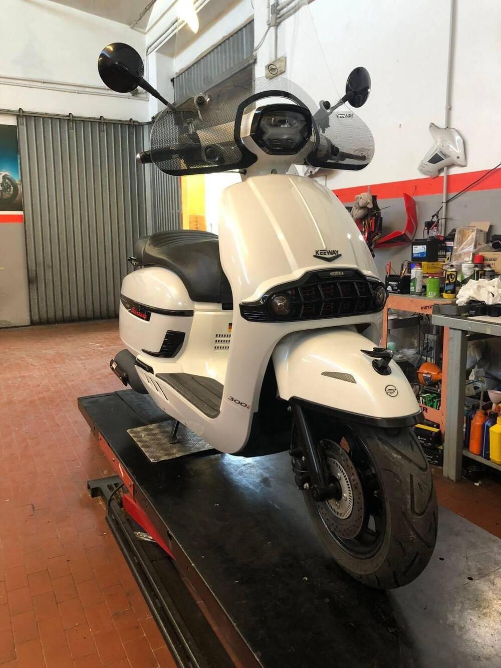 Keeway Motor Sixties 300i (2023 - 25) (6)
