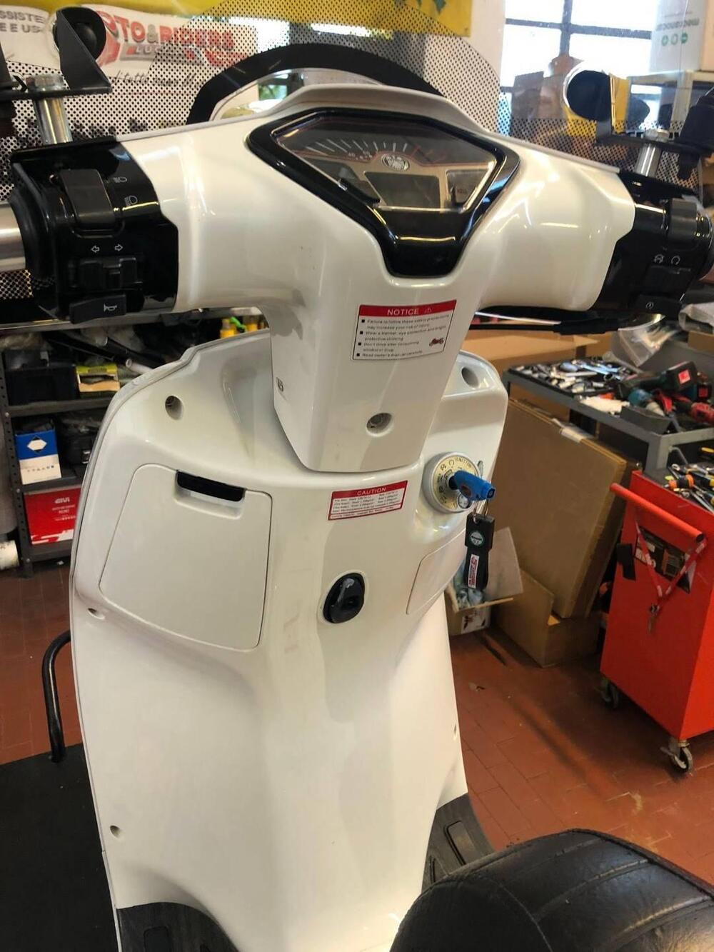 Keeway Motor Sixties 300i (2023 - 25) (8)