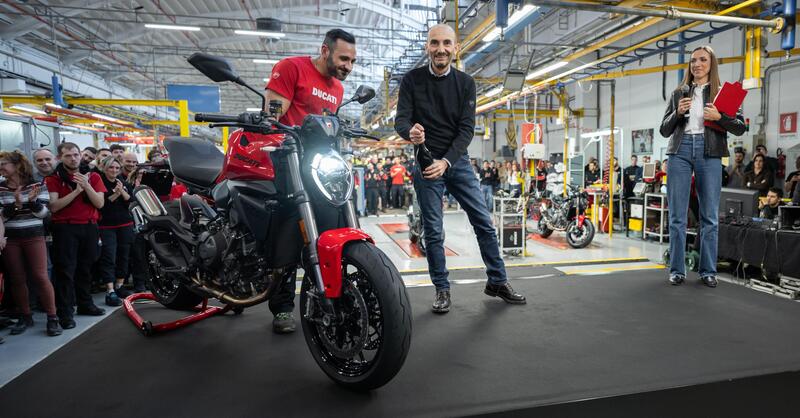 Scende dalla linea di produzione la prima Ducati Monster di quinta generazione