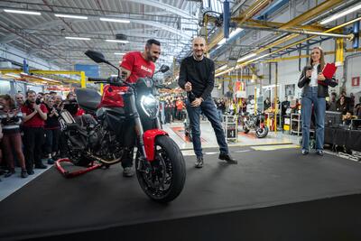 Scende dalla linea di produzione la prima Ducati Monster di quinta generazione