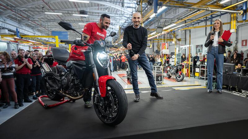 Scende dalla linea di produzione la prima Ducati Monster di quinta generazione
