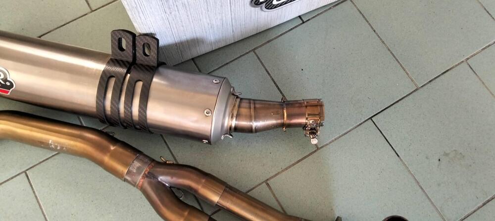 Vendo collettore+ scarico Kymco AK Gpr (4)