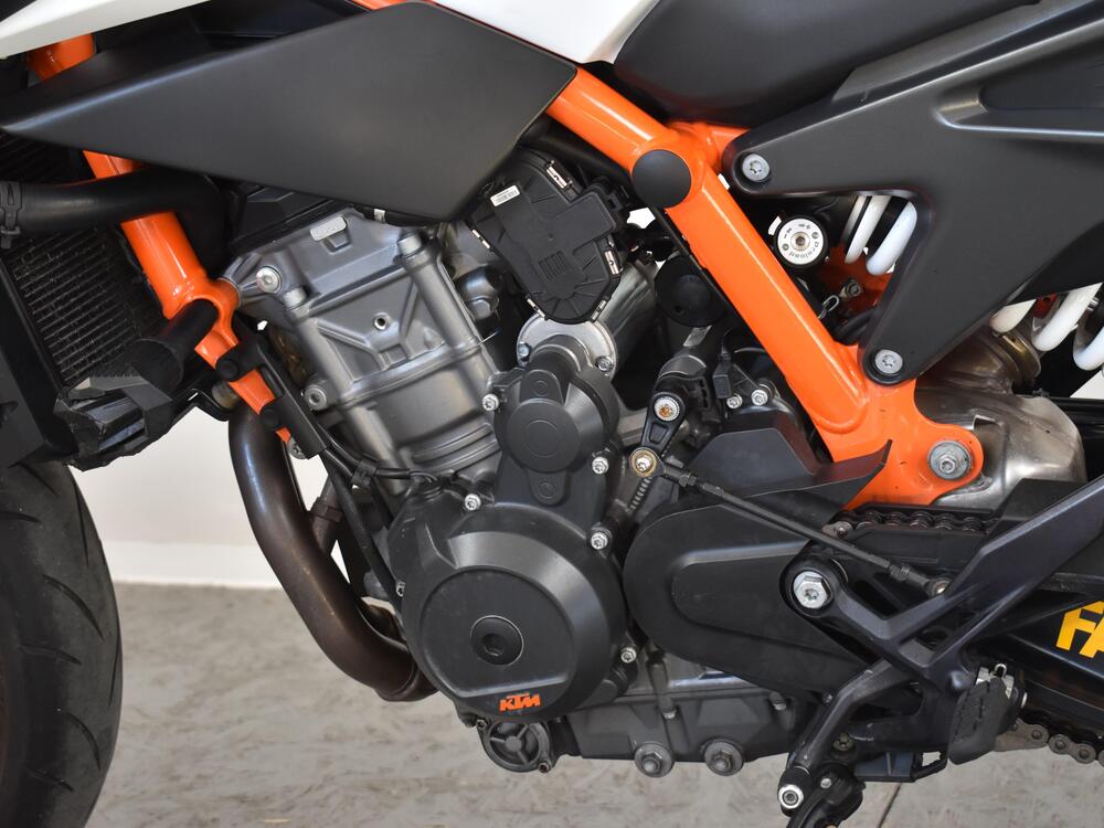 KTM 890 Duke R (2020) (17)