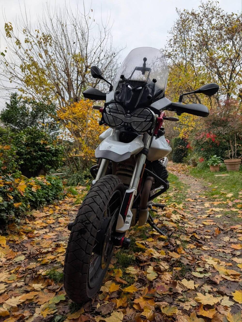 Moto Guzzi V85 TT Evocative Graphics (2021 - 23) (2)