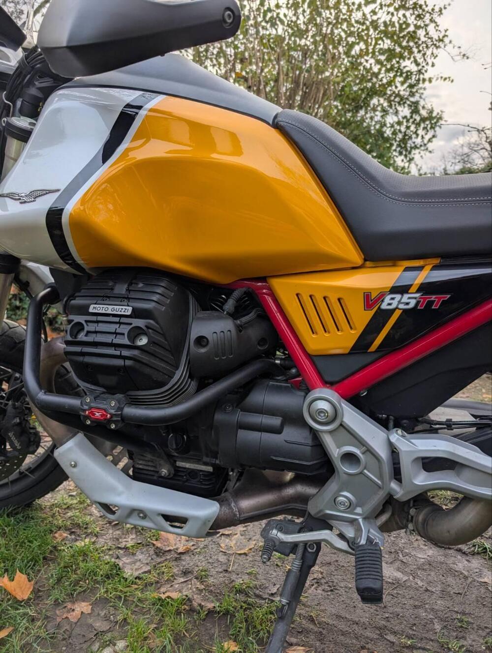 Moto Guzzi V85 TT Evocative Graphics (2021 - 23) (4)