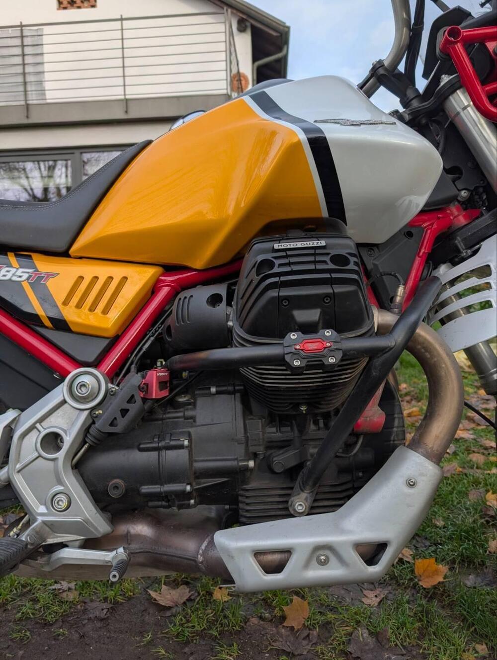 Moto Guzzi V85 TT Evocative Graphics (2021 - 23) (5)