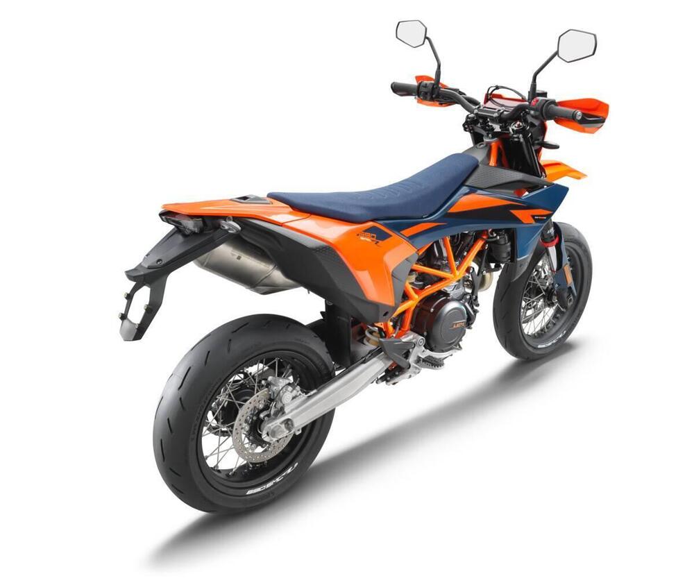 KTM 690 SMC R (2026) (3)