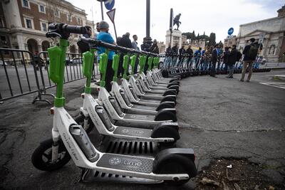 Roma, monopattini elettrici ed e-bike: l'Antitrust indaga su tre societ&agrave; di noleggio