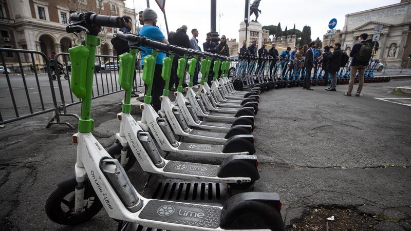 Roma, monopattini elettrici ed e-bike: l&#039;Antitrust indaga su tre societ&agrave; di noleggio