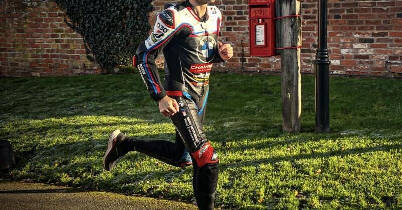 Sylvain Guintoli in tuta di pelle alla Maratona di Londra