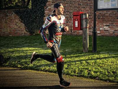 Sylvain Guintoli in tuta di pelle alla Maratona di Londra