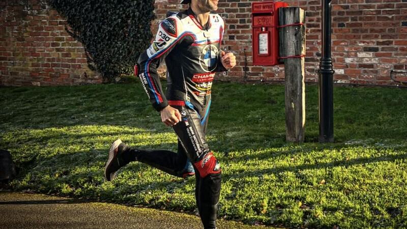 Sylvain Guintoli in tuta di pelle alla Maratona di Londra