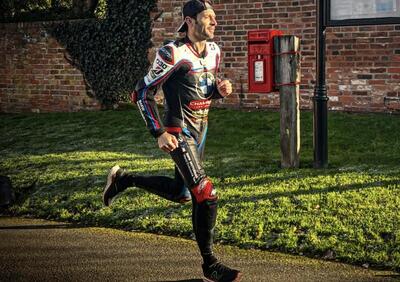 Sylvain Guintoli in tuta di pelle alla Maratona di Londra