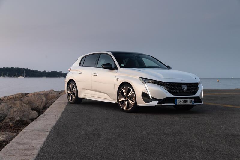 Peugeot 308 mild-hybrid: tre cilindri e 145 CV basteranno? [VIDEO]
