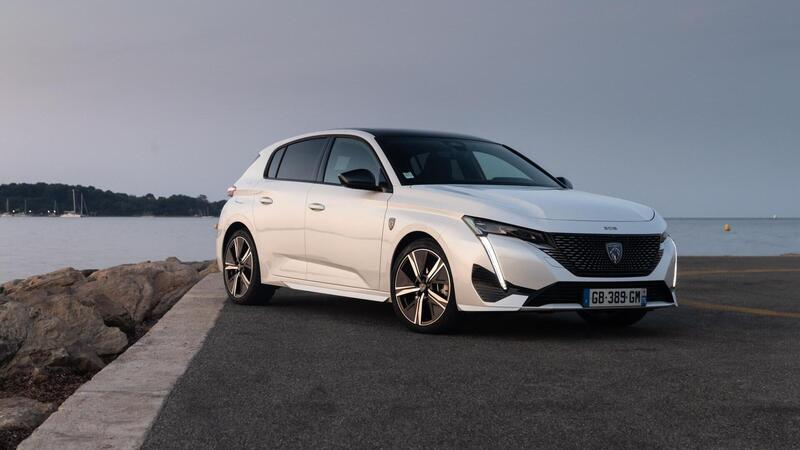 Peugeot 308 mild-hybrid: tre cilindri e 145 CV basteranno? [VIDEO]