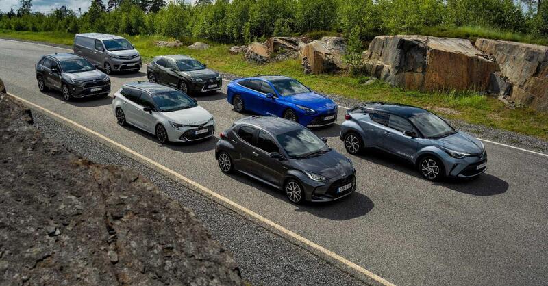 Toyota accelera sulla strategia multi-tecnologica: l&rsquo;offerta si amplia tra Full Hybrid, Plug-in ed elettrico puro