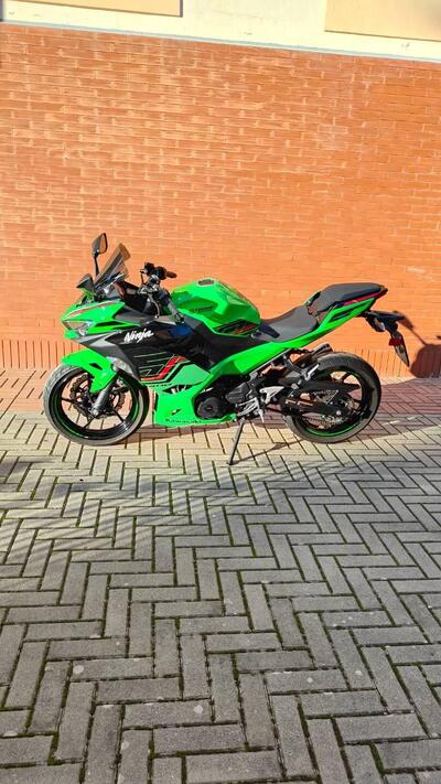 Kawasaki Ninja 400 (2023) usata