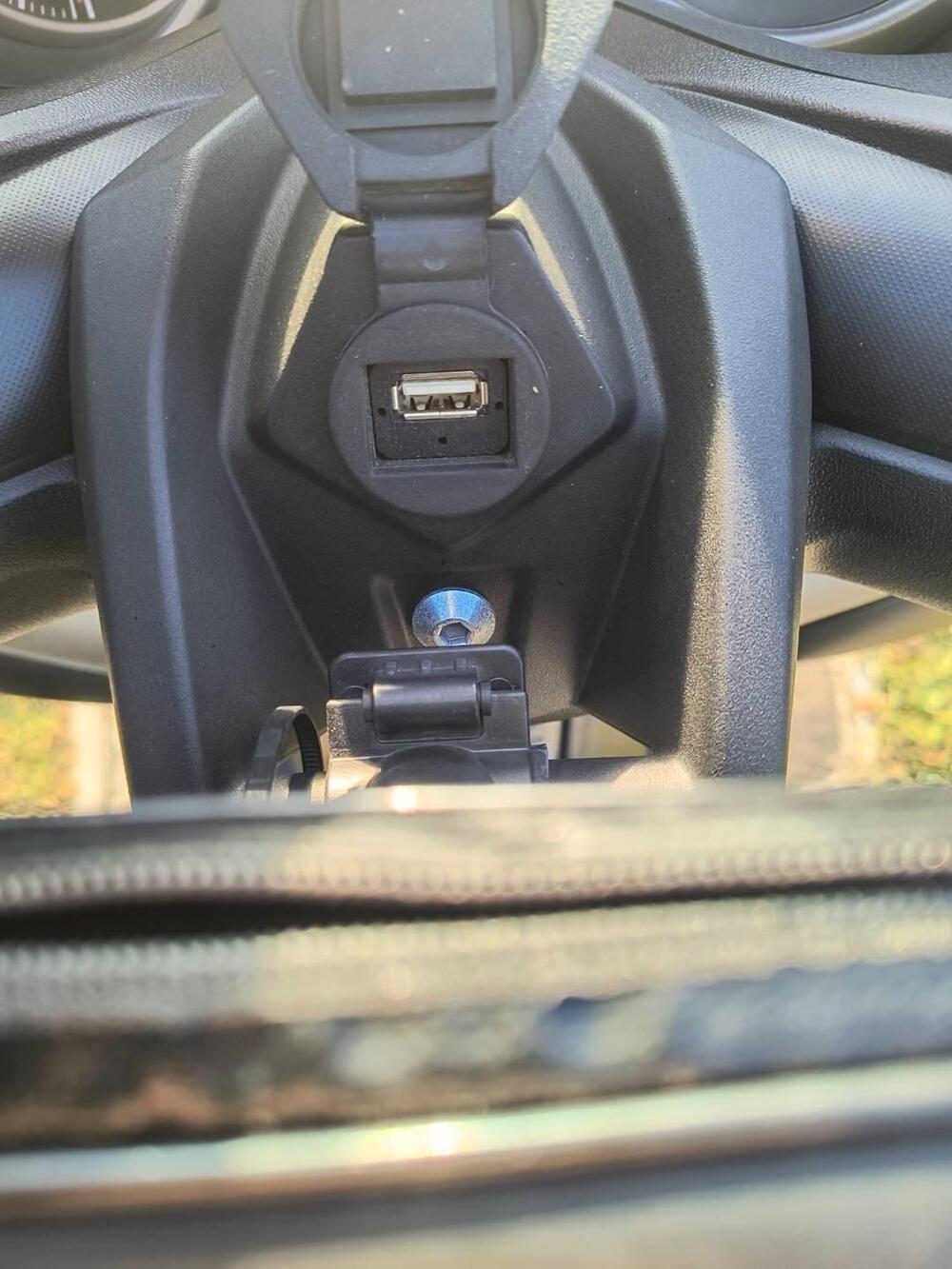 Yamaha X-Max 300 ABS (2017 - 20) (4)