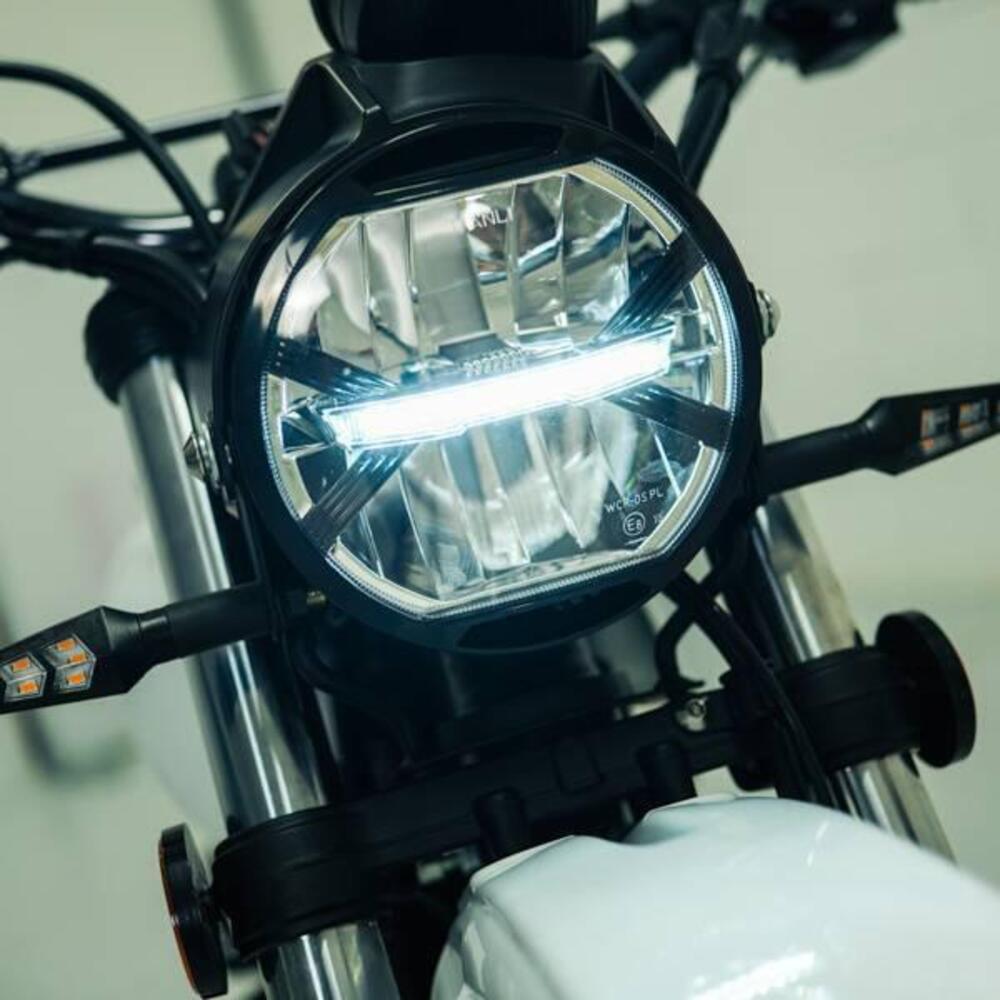 Swm Silver Vase 650 T (2025 - 26) (7)