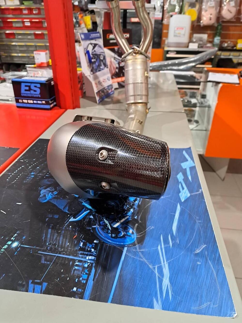 IMPIANTO DI SCARICO COMPLETO AKRAPOVIC PER YAMAHA (2)