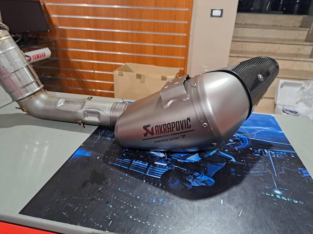 IMPIANTO DI SCARICO COMPLETO AKRAPOVIC PER YAMAHA (3)