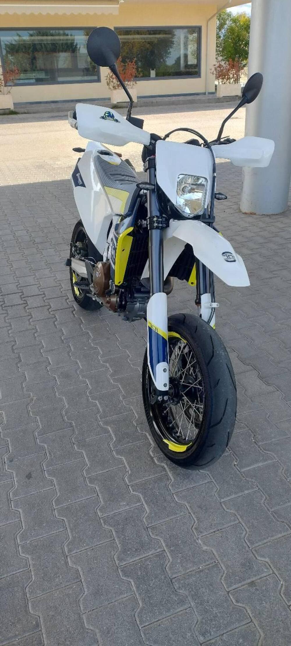 Husqvarna 701 Supermoto (2016)