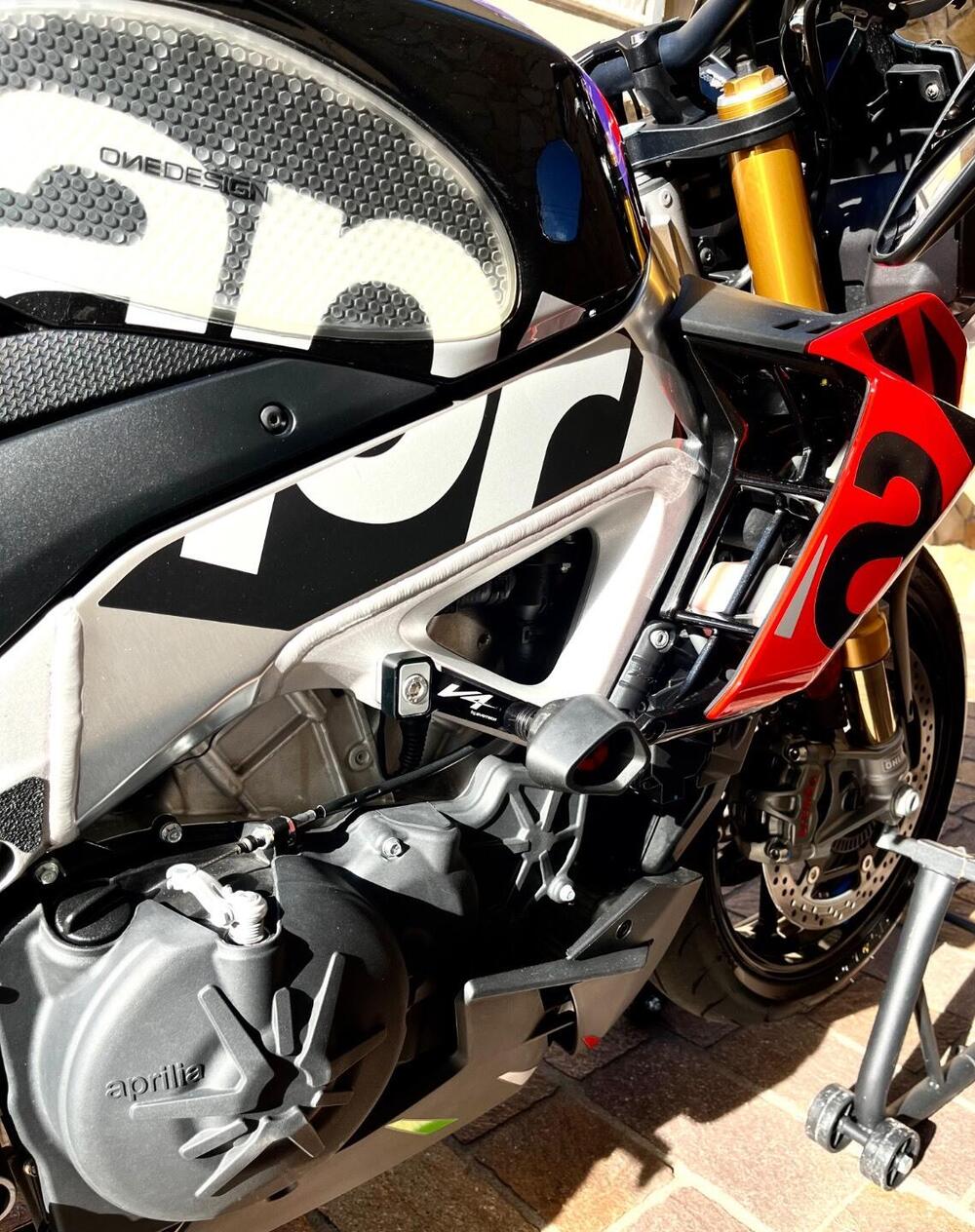 Aprilia Tuono V4 Factory (2021 - 24) (4)