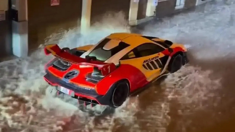 Alla guida di una McLaren Senna, attraversa le strade allagate di Malta: ecco il video che ha spopolato sui social