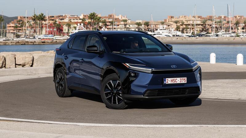 Toyota bZ4X: il SUV elettrico si evolve con pi&ugrave; potenza, efficienza e comfort. Arriva a dicembre 2025