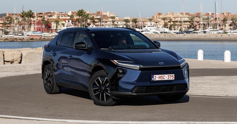 Toyota bZ4X: il SUV elettrico si evolve con pi&ugrave; potenza, efficienza e comfort. Arriva a dicembre 2025